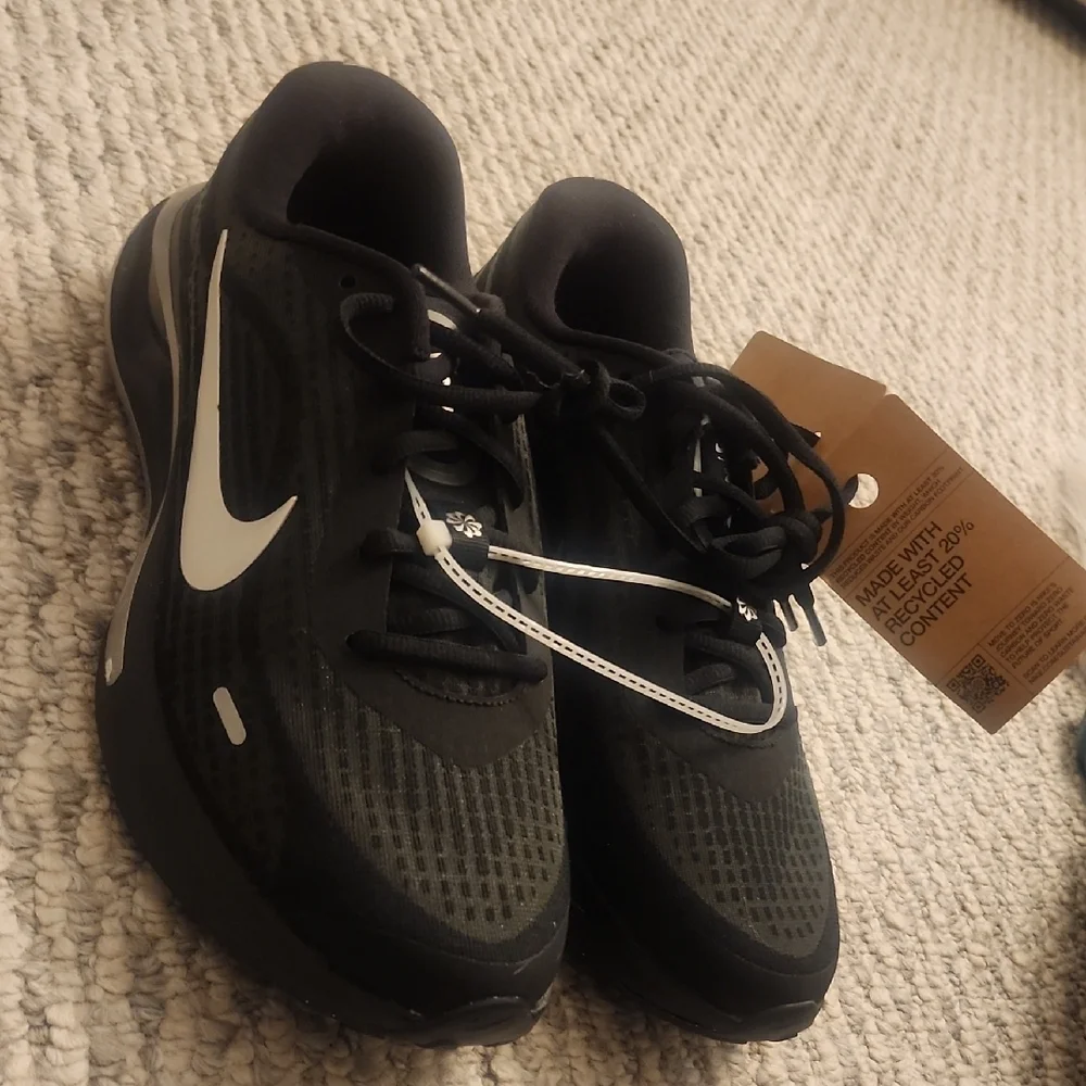 Nike Journey Run Black Metallic Silver Size 8